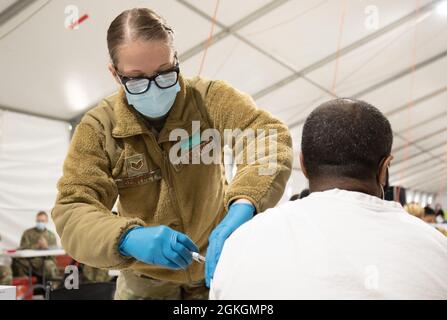 U.S. Air Force staff Sgt. Morgan Bentley, nativo di Irwin, Pennsylvania e tecnico medico aerospaziale assegnato al 335esimo Air Expeditionary Group, inocula un membro della comunità nel centro di vaccinazione della comunità pilota gestito a Greenbelt, Maryland, 17 aprile 2021. Il comando del Nord degli Stati Uniti, attraverso l'Esercito del Nord degli Stati Uniti, rimane impegnato a fornire un supporto continuo e flessibile al Dipartimento della Difesa all'Agenzia federale di gestione delle emergenze come parte della risposta dell'intero governo al COVID-19. Foto Stock