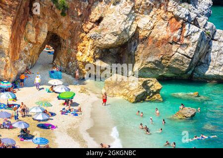 Famosa spiaggia di Mylopotamos a Tsagarada di Pelion in Grecia. Foto Stock