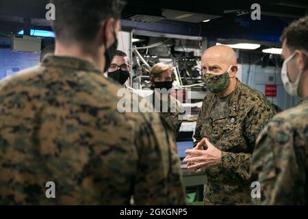 210417-M-PQ459-1199 OCEANO PACIFICO (17 aprile 2021) – il generale del corpo Marino degli Stati Uniti David Berger, 38esimo comandante del corpo Marino, parla con la 15esima unità militare Marine Expeditionary Unit Marines durante un tour a bordo della nave d'assalto anfibio USS Makin Island (LHD 8). Il Makin Island Amphibious Ready Group e il 15° MEU operano nell'area della settima flotta degli Stati Uniti come parte di un dispiegamento programmato nella regione. Come la flotta più grande della Marina degli Stati Uniti, 7th Fleet opera regolarmente e interagisce con 35 nazioni marittime, conducendo missioni per preservare e proteggere un indo- Foto Stock