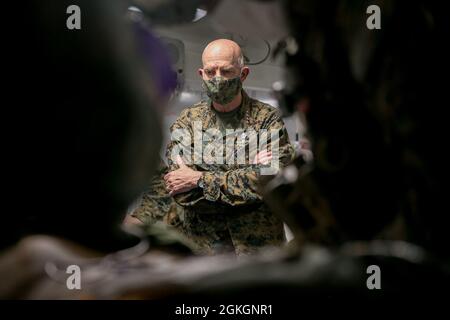 210417-M-PQ459-1086 OCEANO PACIFICO (17 aprile 2021) – il generale del corpo Marino David Berger, 38° comandante del corpo Marino, osserva una dimostrazione simulata di risposta alle vittime da parte dei corpi ospedalieri della Marina degli Stati Uniti con la 15° unità Marine Expeditionary durante un tour a bordo della nave da assalto anfibio USS Makin Island (LHD 8). Il Makin Island Amphibious Ready Group e il 15° MEU operano nell'area della settima flotta degli Stati Uniti come parte di un dispiegamento programmato nella regione. Come la flotta più grande della Marina degli Stati Uniti, 7th Fleet opera regolarmente e interagisce con la nazione marittima 35 Foto Stock