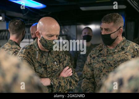 210417-M-PQ459-1195 OCEANO PACIFICO (17 aprile 2021) – il generale del corpo Marino degli Stati Uniti David Berger, 38° comandante del corpo Marino, a sinistra, parla con il Maestro Gunnery Sgt. Jaime Myers, un capo operativo con la 15th Marine Expeditionary Unit, durante un tour a bordo della nave d'assalto anfibio USS Makin Island (LHD 8). Il Makin Island Amphibious Ready Group e il 15° MEU operano nell'area della settima flotta degli Stati Uniti come parte di un dispiegamento programmato nella regione. Come la flotta più grande della Marina degli Stati Uniti schierata in avanti, 7th Fleet opera regolarmente e interagisce con 35 nazioni marittime mentre cond Foto Stock