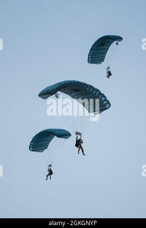 I membri del 123esimo Squadrone Speciale tattica della Guardia Nazionale aerea del Kentucky eseguono un salto in paracadute ad alta quota e bassa apertura nel Bowman Field di Louisville, Ky., 17 aprile 2021 per aprire lo spettacolo aereo Thunder Over Louisville. L'evento annuale ha visto la partecipazione di oltre 20 aerei militari e civili. Foto Stock