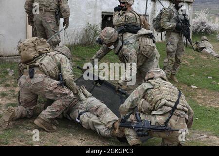 NOVO SELO CAMPO DI ADDESTRAMENTO, Bulgaria — soldati dell'esercito degli Stati Uniti della cavalleria 2-5 ottenere un soldato su una lettiera che si prepara per un'evacuazione medica, qui, Apr 17. La formazione continua durante un ambiente distribuito dimostra la resilienza e l'impegno del battaglione verso la disponibilità. Foto Stock