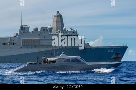 OCEANO PACIFICO - (17 aprile 2021) - Una nave da combattimento Navale Special Warfare (NSW) opera insieme alla nave portuale di trasporto anfibio USS San Diego (LPD 22) durante la formazione di interoperabilità marittima con i Marines assegnati alla 15a unità di spedizione marina. NSW è la principale forza operativa marittima speciale della nazione ed è in posizione unica per estendere la portata della flotta e fornire opzioni di tutto il dominio per i comandanti navali e della forza congiunta. Foto Stock