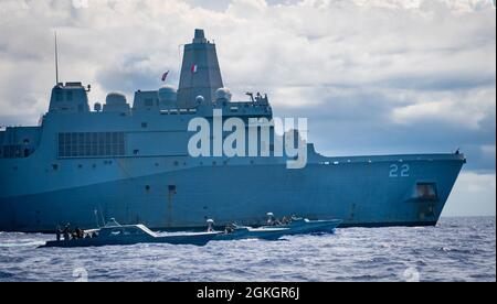 OCEANO PACIFICO - (17 aprile 2021) - Naval Special Warfare (NSW) i combattenti operano a fianco della nave portuale di trasporto anfibio USS San Diego (LPD 22) durante la formazione di interoperabilità marittima con i Marines assegnati alla 15a unità di spedizione marina. NSW è la principale forza operativa marittima speciale della nazione ed è in posizione unica per estendere la portata della flotta e fornire opzioni di tutto il dominio per i comandanti navali e della forza congiunta. Foto Stock