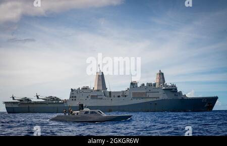 OCEANO PACIFICO - (17 aprile 2021) - Una nave da combattimento Navale Special Warfare (NSW) opera insieme alla nave portuale di trasporto anfibio USS San Diego (LPD 22) durante la formazione di interoperabilità marittima con i Marines assegnati alla 15a unità di spedizione marina. NSW è la principale forza operativa marittima speciale della nazione ed è in posizione unica per estendere la portata della flotta e fornire opzioni di tutto il dominio per i comandanti navali e della forza congiunta. Foto Stock