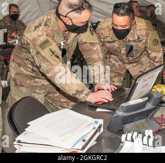 Abraham, il Major dell'Esercito degli Stati Uniti, inizia da Houston, Texas, mostra le capacità di rete del sito remoto a un membro del personale del comando Centrale dell'Esercito degli Stati Uniti durante un esercizio di convalida della Task Force Spartan Division Tactical- la capacità del team Jordan di trasferire e creare un centro operativo tattico completo, Noto come “jumping the TAC”, 14 aprile 2021. Questa era la prima volta che i soldati della 36a Divisione di Fanteria eseguirono un salto TAC su un dispiegamento. I soldati lavorarono insieme e posarono più di un miglio di filo di concertina per la sicurezza fisica. I soldati di segnale hanno assicurato che la rete di calcolatore era immedia Foto Stock