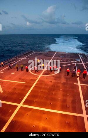 OCEANO PACIFICO (18 aprile 2021) i marinai controllano la presenza di detriti di oggetti estranei (FOD) a bordo della nave da combattimento litoranea variante Independence USS Charleston (LCS 18), aprile 18. Charleston è attualmente in funzione nella terza flotta degli Stati Uniti. Foto Stock