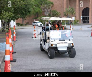 I soldati della Guardia Nazionale dell'Esercito degli Stati Uniti con la Guardia Nazionale del South Carolina guidano i pazienti disabili all'ingresso walk-in di un sito di vaccinazione COVID-19, il 19 aprile 2021, in Columbia, Carolina del Sud. I soldati assistono ogni giorno centinaia di cittadini in questo sito nei loro continui sforzi per assistere e sostenere le agenzie locali e statali e i soccorritori durante la pandemia COVID-19. Foto Stock