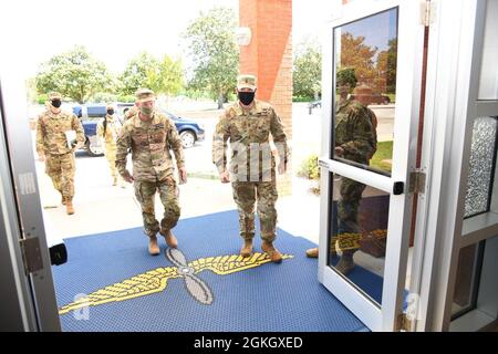 Comando Sgt. Il Major James Wilson, il sergente maggiore del comando dell'aviazione militare degli Stati Uniti, accoglie il comando Sgt. Il Major Todd Sims, il comando delle forze dell'Esercito degli Stati Uniti maggiore, al quartier generale dell'Aviazione dell'Esercito degli Stati Uniti durante la sua visita a Fort Rucker il 19 aprile 2021. Foto Stock