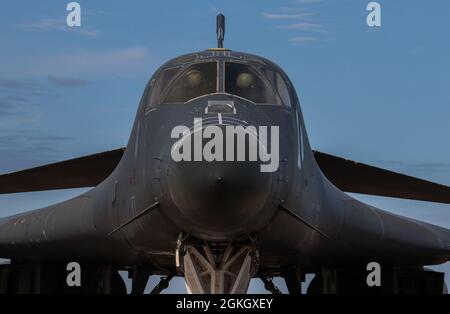 I membri dell'equipaggio con il 9° Bomb Squadron effettuano ispezioni in preflight in un B-1B Lancer presso la Dyess Air Force base, Texas, 19 aprile 2021. Questo velivolo è stato fatto volare a Tinker AFB, OKLAI per la valutazione della prototipazione delle strutture. Foto Stock