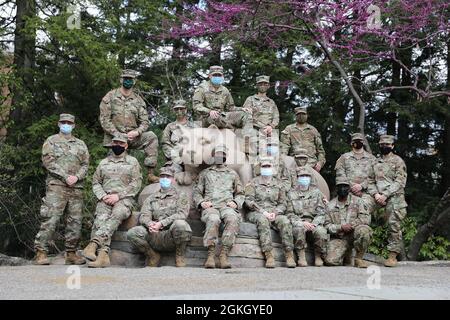 I membri della Task Force Med (TFM) posano per una foto con il Santuario del Leone di Nittany nel campus della Pennsylvania state University 19 aprile 2021, nello state College, La Pa. TFM è una task force funzionale di 39 soldati e Airmen che fornisce supporto medico e logistica alla clinica di vaccinazione COVID-19 nel campus della Penn state. Inoltre, TFM supporta gli sforzi di prevenzione e controllo delle infezioni per le comunità a rischio, concentrandosi in particolare sulle case di cura in tutta la Pennsylvania. Foto Stock