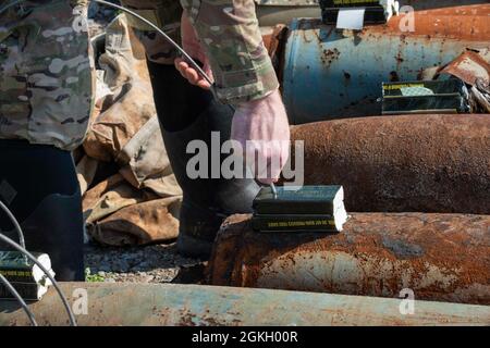 Personale Sgt. George Altosino 4° ingegnere civile Squadron esplosivo ordinanza smaltimento tecnico, dispone un cappuccio di accensione all'interno di esplosivi C-4 in preparazione per un'esplosione controllata alla dare County Bomb Range, North Carolina, 19 aprile 2021. Gli Airmen hanno eliminato circa 90 bombe unità fittizie (BDU) con due detonazioni. Foto Stock