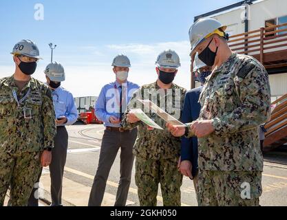 ADM posteriore. John Adametz, Fleet Civil Engineer, N46, U.S. Pacific Fleet, ha visitato il cantiere navale Puget Sound e l'impianto di manutenzione intermedia a Bremerton, Washington, aprile 19. Adametz ha incontrato la leadership di comando e ha visitato il cantiere per vedere i progetti e le strutture in corso. Foto Stock