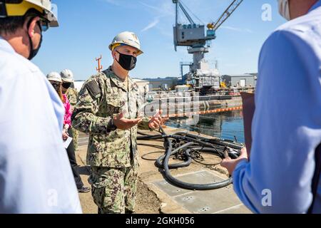 ADM posteriore. John Adametz, Fleet Civil Engineer, N46, U.S. Pacific Fleet, ha visitato il cantiere navale Puget Sound e l'impianto di manutenzione intermedia a Bremerton, Washington, aprile 19. Adametz ha incontrato la leadership di comando e ha visitato il cantiere per vedere i progetti e le strutture in corso. Foto Stock