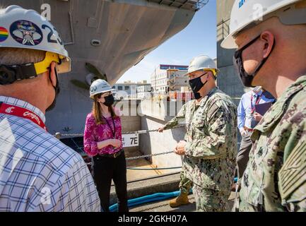 ADM posteriore. John Adametz, Fleet Civil Engineer, N46, U.S. Pacific Fleet, ha visitato il cantiere navale Puget Sound e l'impianto di manutenzione intermedia a Bremerton, Washington, aprile 19. Adametz ha incontrato la leadership di comando e ha visitato il cantiere per vedere i progetti e le strutture in corso. Foto Stock