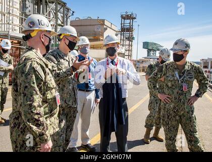 ADM posteriore. John Adametz, Fleet Civil Engineer, N46, U.S. Pacific Fleet, ha visitato il cantiere navale Puget Sound e l'impianto di manutenzione intermedia a Bremerton, Washington, aprile 19. Adametz ha incontrato la leadership di comando e ha visitato il cantiere per vedere i progetti e le strutture in corso. Foto Stock