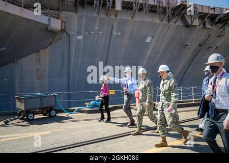 ADM posteriore. John Adametz, Fleet Civil Engineer, N46, U.S. Pacific Fleet, ha visitato il cantiere navale Puget Sound e l'impianto di manutenzione intermedia a Bremerton, Washington, aprile 19. Adametz ha incontrato la leadership di comando e ha visitato il cantiere per vedere i progetti e le strutture in corso. Foto Stock