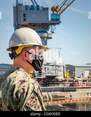 ADM posteriore. John Adametz, Fleet Civil Engineer, N46, U.S. Pacific Fleet, ha visitato il cantiere navale Puget Sound e l'impianto di manutenzione intermedia a Bremerton, Washington, aprile 19. Adametz ha incontrato la leadership di comando e ha visitato il cantiere per vedere i progetti e le strutture in corso. Foto Stock