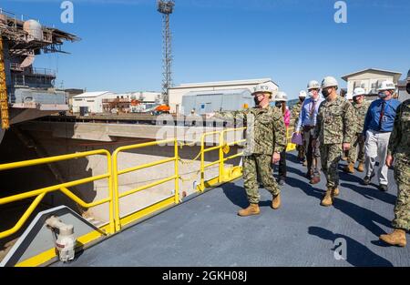 ADM posteriore. John Adametz, Fleet Civil Engineer, N46, U.S. Pacific Fleet, ha visitato il cantiere navale Puget Sound e l'impianto di manutenzione intermedia a Bremerton, Washington, aprile 19. Adametz ha incontrato la leadership di comando e ha visitato il cantiere per vedere i progetti e le strutture in corso. Foto Stock