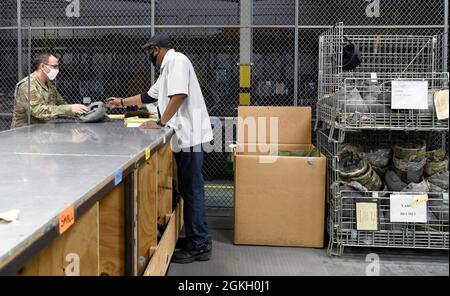 Robins Air Force base, GA. – Terry Walker, 78° Logistics Readiness il gestore di materiali di Squadron, controlla le apparecchiature da Tech. SGT. Logan Romero, 78° responsabile della formazione di unità della direzione delle comunicazioni, presso la base aerea Robins, Georgia, 19 aprile 2021. Gli airman che escono o ritornano dall'attivazione devono arrestarsi dal singolo elemento dell'apparecchiatura di protezione per ricevere o restituire l'attrezzatura. Foto Stock