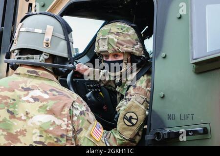 U.S. Army Reserve Sgt. 1st Class Kelsi Anderson, un master driver con l'84th Training Command, riceve istruzioni durante la prova di un convoglio Joint Light veicoli tattici durante gli Stati Uniti Army Civil Affairs and Psychological Operations Command, Command Post Exercise-Functional (CPX-F) a Fort McCoy, W.I., il 20 aprile. Il CPX-F ha testato i soldati provenienti da tutta la Riserva dell'esercito sottoponendoli a una serie di test ed esercizi progettati per aumentare la disponibilità al comando. Foto Stock