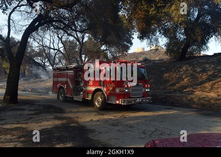 Il San Diego Fire-Rescue Engine 26 risponde ad una struttura in fiamme durante la Valle del fuoco, ad est di San Diego, California. Foto Stock