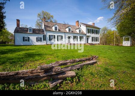 Vista della Casa di Abraham Staats a South Bound Brook, N.J., 20 aprile 2021. Durante la guerra rivoluzionaria americana, la casa servì come quartier generale di Major Gen. Friedrich Wilhelm von Steuben durante il Cantonment di Middlebrook del 1778-1779. La casa a due stanze originale, che si trova su 17 von Steuben Lane, è stato costruito nel 1740 e successivamente aggiunto ampliato. Il Borough di South Bound Brook acquistò la casa nel 1999 assicurandosi che rimarrà di pubblico dominio. La casa è stata iscritta nel Registro Nazionale dei luoghi storici 4 dicembre 2002. Foto Stock