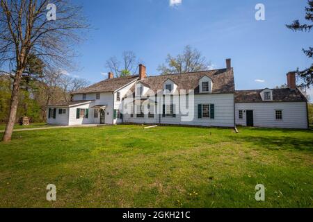 Vista della Casa di Abraham Staats a South Bound Brook, N.J., 20 aprile 2021. Durante la guerra rivoluzionaria americana, la casa servì come quartier generale di Major Gen. Friedrich Wilhelm von Steuben durante il Cantonment di Middlebrook del 1778-1779. La casa a due stanze originale, che si trova su 17 von Steuben Lane, è stato costruito nel 1740 e successivamente aggiunto ampliato. Il Borough di South Bound Brook acquistò la casa nel 1999 assicurandosi che rimarrà di pubblico dominio. La casa è stata iscritta nel Registro Nazionale dei luoghi storici 4 dicembre 2002. Foto Stock