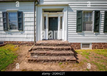 Ingresso della Casa di Abraham Staats a South Bound Brook, N.J., 20 aprile 2021. Durante la guerra rivoluzionaria americana, la casa servì come quartier generale di Major Gen. Friedrich Wilhelm von Steuben durante il Cantonment di Middlebrook del 1778-1779. La casa a due stanze originale, che si trova su 17 von Steuben Lane, è stato costruito nel 1740 e successivamente aggiunto ampliato. Il Borough di South Bound Brook acquistò la casa nel 1999 assicurandosi che rimarrà di pubblico dominio. La casa è stata iscritta nel Registro Nazionale dei luoghi storici 4 dicembre 2002. Foto Stock