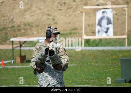 Esercito degli Stati Uniti Sgt. Demone Walton, uno specialista CBRN assegnato alla 222nd Chemical Company, 104th Military Police Battaglione, 53rd Troop Command trascina un manichino durante il New York Army National Guard Best Warrior Competition al Camp Smith Training Site, N.Y., 21 aprile 2021. Il concorso Best Warrior Competition è un evento annuale in cui i soldati e gli ufficiali non commissionati junior di varie unità NYARNG competono in diversi eventi volti a testare le loro abilità e conoscenze militari, nonché la loro idoneità fisica e resistenza. Foto Stock