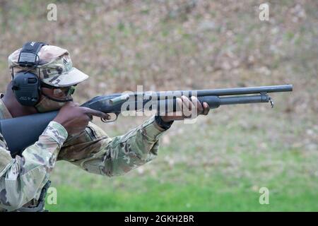 Esercito degli Stati Uniti Sgt. Demone Walton, uno specialista CBRN assegnato alla 222nd Chemical Company, 104th Military Police Battaglione, 53rd Troop comando spara il fucile M26 durante la New York Army National Guard Best Warrior Competition presso Camp Smith Training Site, N.Y., 20 aprile 2021. Il concorso Best Warrior Competition è un evento annuale in cui i soldati e gli ufficiali non commissionati junior di varie unità NYARNG competono in diversi eventi volti a testare le loro abilità e conoscenze militari, nonché la loro idoneità fisica e resistenza. Foto Stock