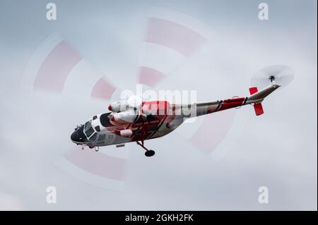 Un elicottero di ricerca e salvataggio PZL W-3 Sokół dell'Aeronautica Ceca effettua un'emissione di soccorso. Foto Stock