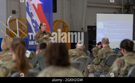 Direttore dell'aeronautica degli Stati Uniti, Sgt. Kati Grabham, 325th Fighter Wing, capo del comando, si rivolge ai membri di una base all call presso la base dell'aeronautica militare Tyndall, 20 aprile 2021. Grabham ha risposto alle preoccupazioni relative al futuro dell'installazione e ai piani futuri per Team Tyndall. Foto Stock