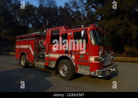 Il San Diego Fire-Rescue Engine 26 risponde ad una struttura in fiamme durante la Valle del fuoco, ad est di San Diego, California. Foto Stock