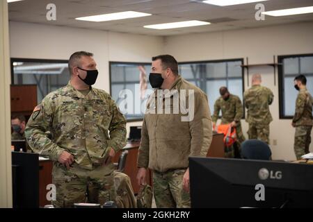 Gen. Mike Wickman, 34° Divisione fanteria Red Bull che comanda il generale e il comando Sgt. Il Major Stephen Whitehead ha visitato i Guardsmen in servizio il martedì a Brooklyn Center e Minneapolis. Poco più di 3,000 membri della Guardia Nazionale del Minnesota stanno sostenendo gli sforzi di sicurezza per Operation Safety Net. Foto Stock