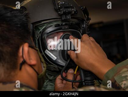 Daniel Morrissey, 88th Test and Evaluations Squadron (TES), direttore delle operazioni, è dotato di attrezzature di volo chimiche, biologiche, radiologiche e nucleari di Tech Sgt. Michael Engen, tecnico di attrezzature di volo dell'equipaggio di TES, prima di un test di sviluppo alla base dell'aeronautica di Nellis, Nevada, 20 aprile 2021. L'ottantesimo TES come parte della Combat Search and Rescue (CSAR), Combined Test Force è responsabile di tutti i test, valutazione e sviluppo tattico per la CSAR. Foto Stock