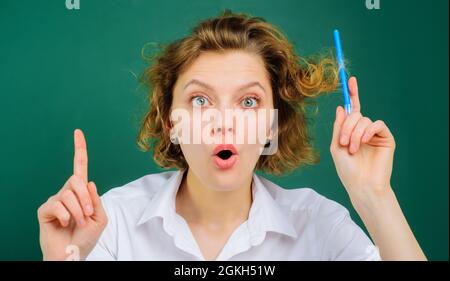 Insegnante femminile che dà lezione agli studenti in classe. Torna a scuola. Istruzione. Lavoro. Foto Stock