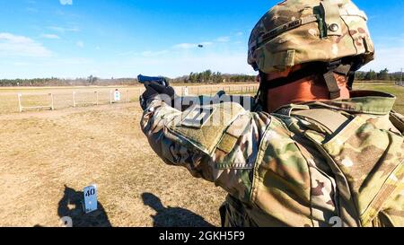 Personale Sgt. Christopher LaBeause, un miglior concorrente guerriero dalla 157a Brigata di fanteria, prima Divisione dell'Esercito Est, prima Esercito degli Stati Uniti, spara la pistola M9 durante la parte di qualificazione delle armi della prima competizione migliore guerriero dell'Esercito degli Stati Uniti, 21 aprile 2021, a Fort McCoy, Wis. Il vincitore della competizione si competerà nella competizione del miglior guerriero del comando delle forze dell'Esercito degli Stati Uniti. Foto Stock