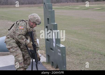 Personale Sgt. Christopher LaBeause, un miglior concorrente guerriero per la 157a Brigata di fanteria, ha cambiato posizione per la parte in piedi della M4 qualificazione Tabella VI per la prima Army Best Warrior Competition Aprile 21, a Fort McCoy, Wis. Il viaggio per trovare il primo Army Best Warrior ha raggiunto il segno di metà strada, i concorrenti continueranno ad essere contestate fino a quando non ne resterà uno solo. Foto Stock