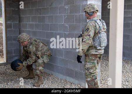 Personale Sgt. Christopher LaBeause, un miglior concorrente guerriero per la 157a Brigata di fanteria, ha fatto 20 ripetizioni di esercizio prima della prossima parte di tiro dello stress shoot per il primo Army Best Warrior Competition aprile 21, a Fort McCoy, Wis. Il viaggio per trovare il primo Army Best Warrior ha raggiunto il punto intermedio, i concorrenti continueranno ad essere sfidati fino a quando uno solo rimane. Foto Stock