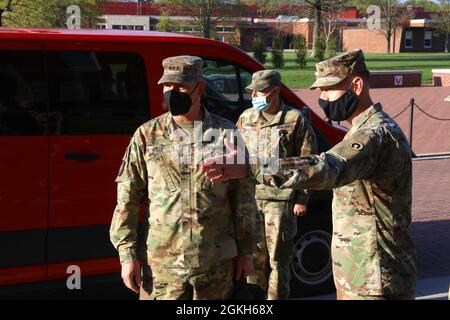 Il col. Joseph Kurz, capo di stato maggiore, 1° comando di sostegno del teatro, introduce il Gen. Charles pede, avvocato generale dell'esercito degli Stati Uniti, ai membri del 1° ufficio del giudice avvocato dello stato maggiore del TSC durante una visita al 1° TSC, 21 aprile 2021 a Fort Knox, Kentucky. Foto Stock