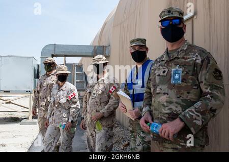 Geoff Goldsmith, ispettore generale per la 386a Air Expeditionary Wing, e Master Sgt. Aaron Sparks, allenatore per la 386a AEW, valuta una risposta a un attacco simulato accanto alle forze canadesi durante l'Air and Missile Defense Exercise 21-02 presso la base aerea Ali al Salem, Kuwait, 21 aprile 2021. AMDEX 21-02 è un'esercitazione a guida centrale delle forze aeree degli Stati Uniti che sviluppa ed esercita tattiche, tecniche e procedure contro aria simulata, protezione della forza e minacce missilistiche. La partecipazione degli Stati Uniti in esercizi come questo rassicura i nostri partner di coalizione e. Foto Stock