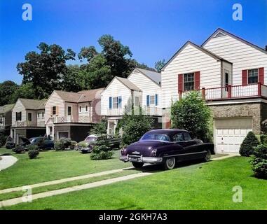 1950S SUBURBAN STREET OF TYPICAL HOMES QUEENS NEW YORK USA - B1502C KRU001 HARS STESSO SVILUPPO DI SHUTTER PROTEZIONE QUARTIERE ARCHIVAL AUTOS ESTERNO CONFORMITÀ POST-WAR AUTO AUTOMOBILISMO FILA CASA AMERICAN DREAM AUTOMOBILI SHINGLE TOWNHOUSE GARAGE PRATI STRADE PRIVATE DIMORA PAESAGGISTICO ARBUSTI SIDING UNIFORMITÀ SIMILE NERO E BIANCO VECCHIO ARBUSTO Foto Stock