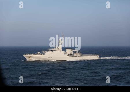 CANALE INGLESE (21 aprile 2021) la nave HMS Spey (P234) di pattuglia offshore della Royal Navy britannica passa dal cacciatorpediniere missilistico guidato di classe Arleigh Burke USS Ross (DDG 71), in onore, nella Manica, 21 aprile 2021. Ross, schierato in avanti a Rota, Spagna, è in pattuglia nella Sesta flotta degli Stati Uniti di operazioni a sostegno di alleati e partner regionali e gli interessi di sicurezza nazionale degli Stati Uniti in Europa e Africa. Foto Stock