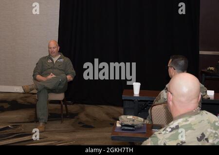 Il Maj Gen Brian Borgen parla separatamente con i decimi capi di comando dell'Air Force, consentendo conversazioni puntuali sulle questioni che influiscono sulle unità. Foto Stock