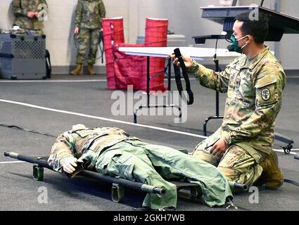 SGT. Jesus Gil, medic di combattimento con Bayne-Jones Army Community Hospital, mostra agli studenti come viene applicato un tourniquet per impedire a un paziente di morire di sangue durante la Giornata della carriera di Parkway Elementary del 21 aprile. Foto Stock