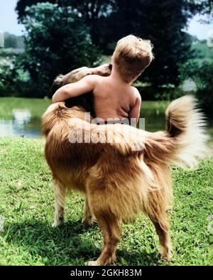 1940S 1950S 1960S BACK VIEW OF BOY AND DOG HUGGING - D1218C HAR001 HARS COPPIA RELAZIONE DOMESTICA TOCCANDO PET VECCHIO TEMPO ARCHIVIO NOSTALGIA VECCHIA MODA 1 GIOVANE UMIDO AMICO SICUREZZA SICUREZZA LAVORO DI SQUADRA MEGLIO ABBRACCIARE TOUCH GIOIA SODDISFAZIONE RELAZIONE BENESSERE RURALE HOME VITA AMICIZIA FULL-LENGTH ABBRACCIO ADOLESCENTE CURA SERENITÀ AMERICANA ABBRACCIANDO B&W PARTNER LEGAME PROTETTIVO PROTEGGERE LA FELICITÀ PROTEZIONE DEL TEMPO LIBERO AVVENTURA ARCHIVAL CANINES ECCITAZIONE VISTA POSTERIORE COLLIE CONNESSIONE TENERO FIDATO AFFETTUOSO PRIMO PIANO COMPAGNO GIORNO MIGLIORE AMICO AFFETTO ANIMALI CANE INDIETRO VISTA CANINO Foto Stock