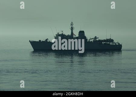 210421-A-IY623-0009 GOLFO ARABICO (21 aprile 2021) – Royal Navy Mine contromisure nave HMS Brocklesby (M33) opera nel Golfo Arabico durante l'esercizio Artemis Trident 21, aprile 21. Artemis Trident 21 è un esercizio multilaterale di contromisure tra Regno Unito, Australia, Francia e Stati Uniti, volto a migliorare l'interoperabilità e le capacità reciproche nella caccia e nello sminamento, nella sicurezza marittima e nelle operazioni di immersione, consentendo alle forze navali partecipanti di sviluppare efficacemente le competenze necessarie per affrontare le minacce alla sicurezza regionale; libertà di navigazione e il libero flusso di Foto Stock