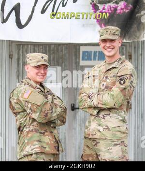 SPC. Brandon Cline e staff Sgt. Tyler Mathis, con sede centrale e sede centrale Troop, 1 ° Squadron, 113 ° Reggimento Cavalry, Iowa Army National Guard, posa per una foto alla conclusione del comando regionale-Est, Kosovo Force miglior Warrior Competition a Camp Bondsteel, Kosovo, il 21 aprile 2021. Cline e Mathis sono stati nominati i migliori guerrieri nelle categorie di soldato junior e di ufficiale non commissionato. Foto Stock